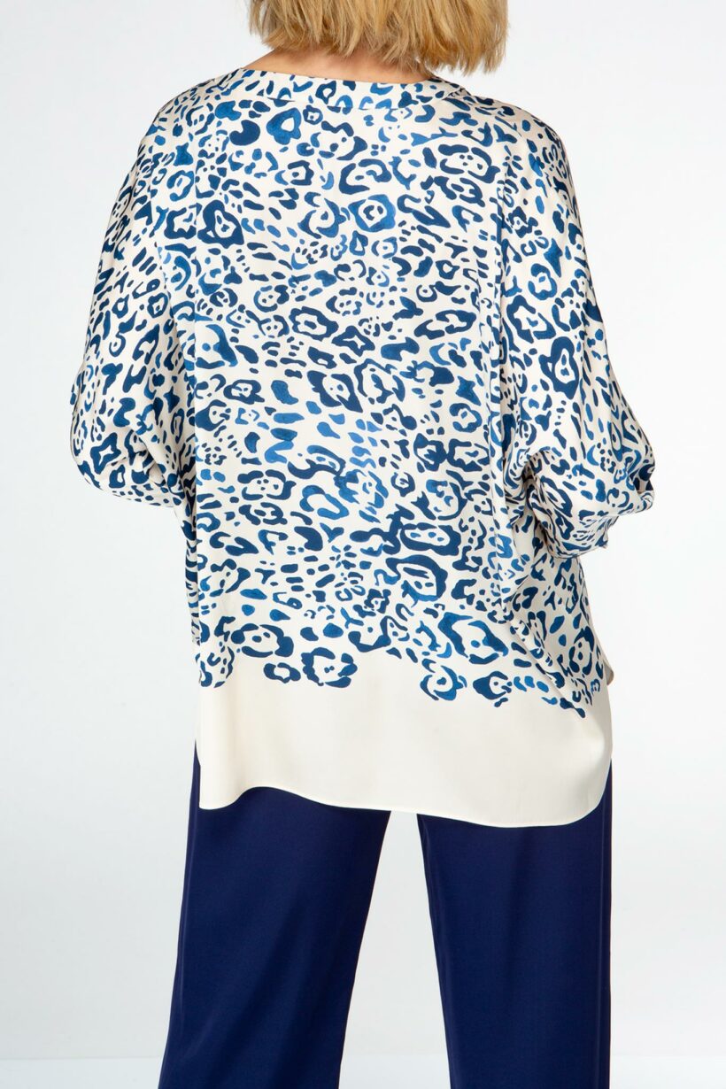 IVI collection BLUE LEO Seidentunika im Blusen-Look mit gepaspelter Knopfleiste und aufgesetzter Tasche mit blauem Leo-Print aus der AW24 Kollektion.

IVI collection BLUE LEO silk tunic in a blouse look with a piped button placket and patch pocket with a blue leopard print from the AW24 collection.