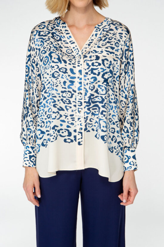 IVI collection BLUE LEO Seidentunika im Blusen-Look mit gepaspelter Knopfleiste und aufgesetzter Tasche mit blauem Leo-Print aus der AW24 Kollektion. IVI collection BLUE LEO silk tunic in a blouse look with a piped button placket and patch pocket with a blue leopard print from the AW24 collection.