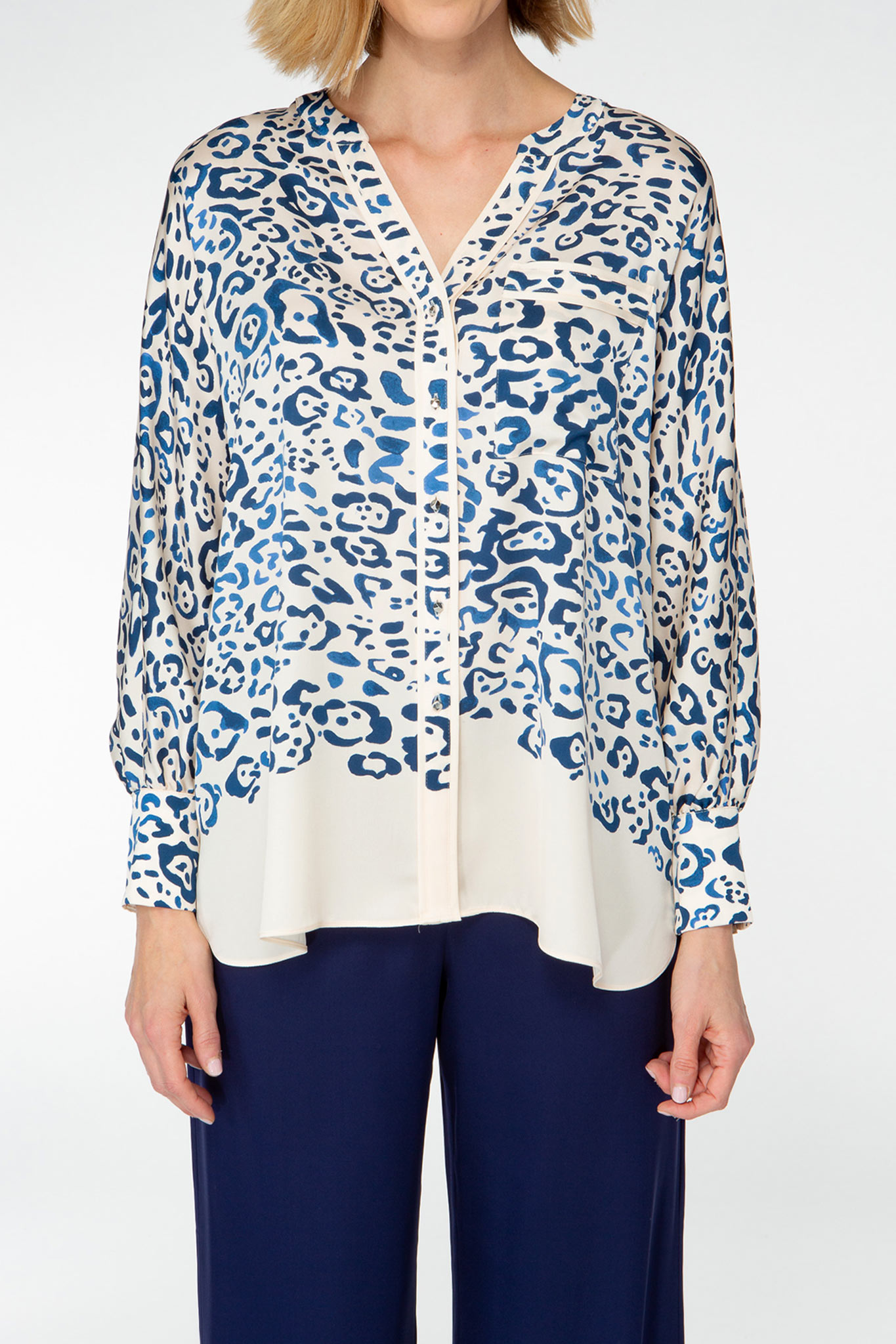 IVI collection BLUE LEO Seidentunika im Blusen-Look mit gepaspelter Knopfleiste und aufgesetzter Tasche mit blauem Leo-Print aus der AW24 Kollektion. IVI collection BLUE LEO silk tunic in a blouse look with a piped button placket and patch pocket with a blue leopard print from the AW24 collection.