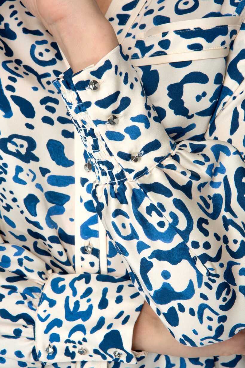 IVI collection BLUE LEO Seidentunika im Blusen-Look mit gepaspelter Knopfleiste und aufgesetzter Tasche mit blauem Leo-Print aus der AW24 Kollektion.

IVI collection BLUE LEO silk tunic in a blouse look with a piped button placket and patch pocket with a blue leopard print from the AW24 collection.