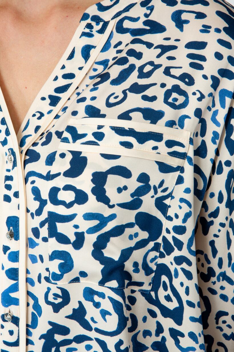 IVI collection BLUE LEO Seidentunika im Blusen-Look mit gepaspelter Knopfleiste und aufgesetzter Tasche mit blauem Leo-Print aus der AW24 Kollektion.

IVI collection BLUE LEO silk tunic in a blouse look with a piped button placket and patch pocket with a blue leopard print from the AW24 collection.