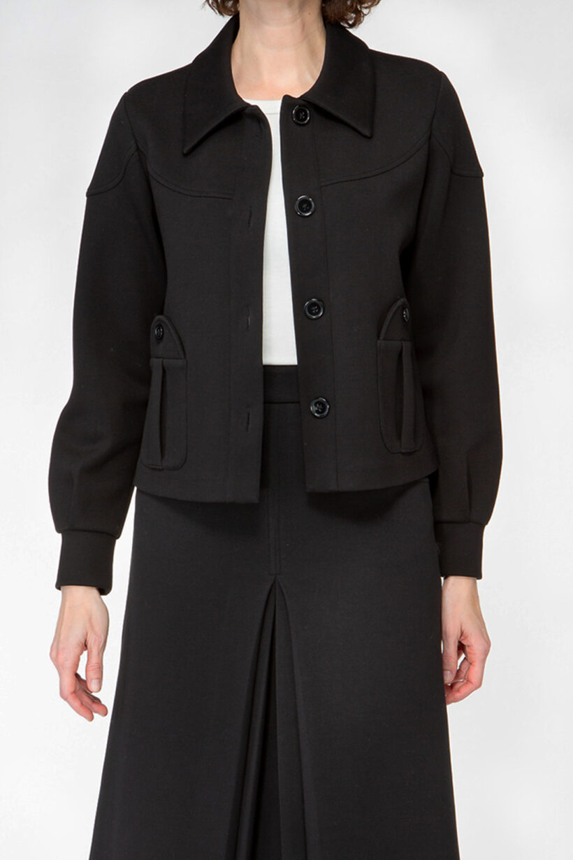 IVI collection SOLID JERSEY kurze Jacke im Boxy-Fit in der Farbe schwarz aus der AW24 Kollektion. IVI collection SOLID JERSEY short jacket in boxy fit in the color black from the AW24 collection.