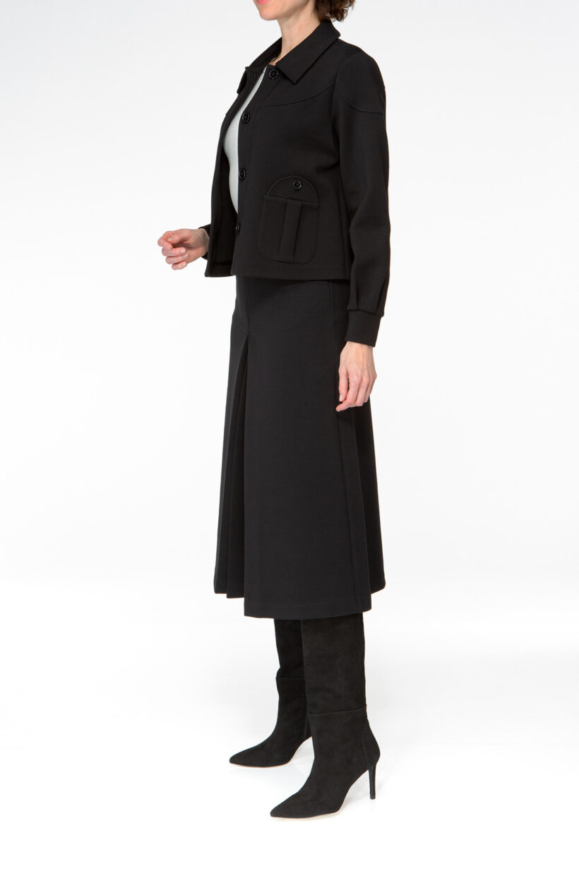 IVI collection SOLID JERSEY kurze Jacke im Boxy-Fit in der Farbe schwarz aus der AW24 Kollektion. IVI collection SOLID JERSEY short jacket in boxy fit in the color black from the AW24 collection.