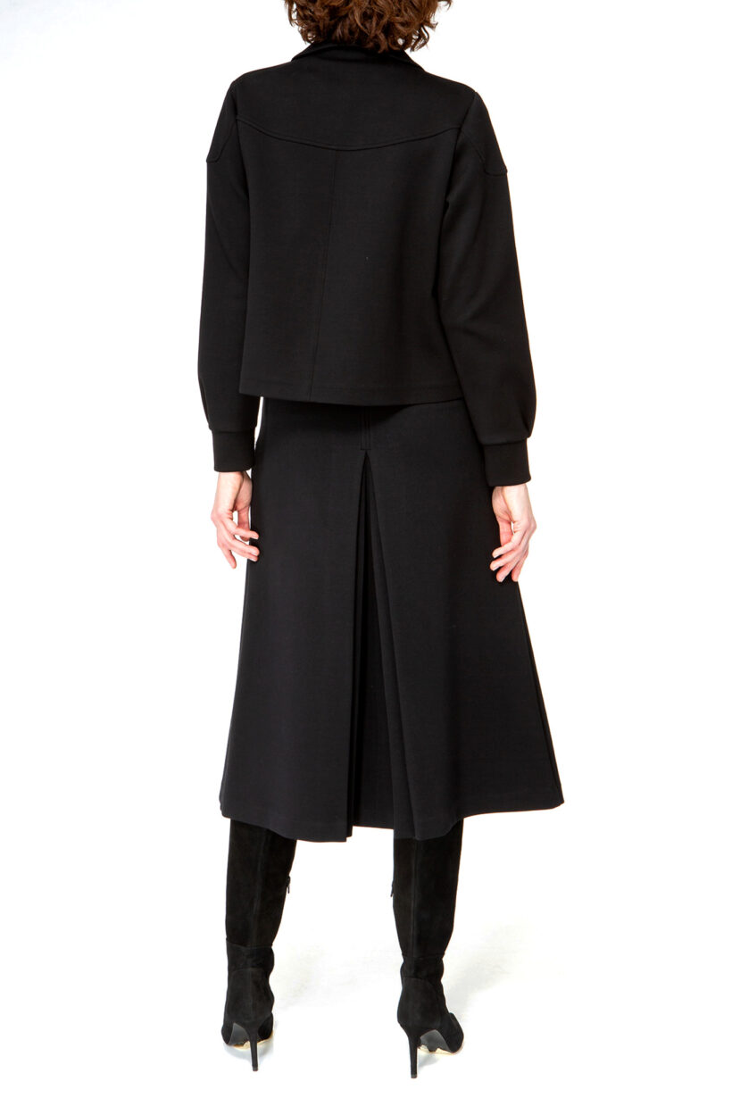 IVI collection SOLID JERSEY kurze Jacke im Boxy-Fit in der Farbe schwarz aus der AW24 Kollektion. IVI collection SOLID JERSEY short jacket in boxy fit in the color black from the AW24 collection.