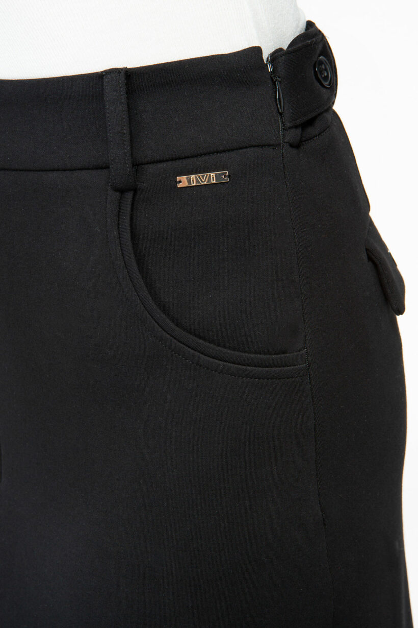 IVI collection SOLID JERSEY Midirock mit Kellerfalte in der Farbe schwarz aus der AW24 Kollektion. IVI collection SOLID JERSEY midi skirt with box pleat in the color black from the AW24 collection.