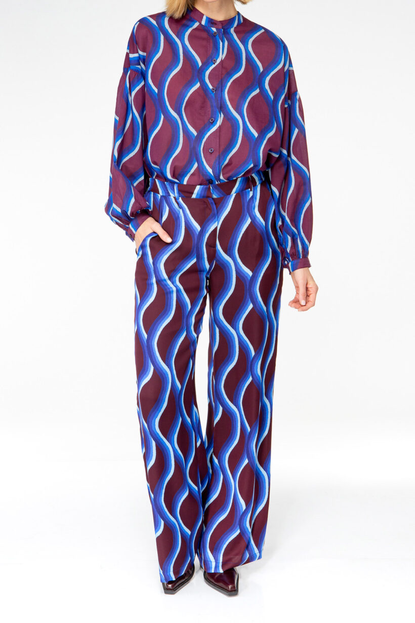 IVI collection PARADISE WAVE Baumwollbluse mit Wellen-Print in lila aus der AW24 Kollektion. IVI collection PARADISE WAVE cotton blouse with wave print in purple from the AW24 collection.