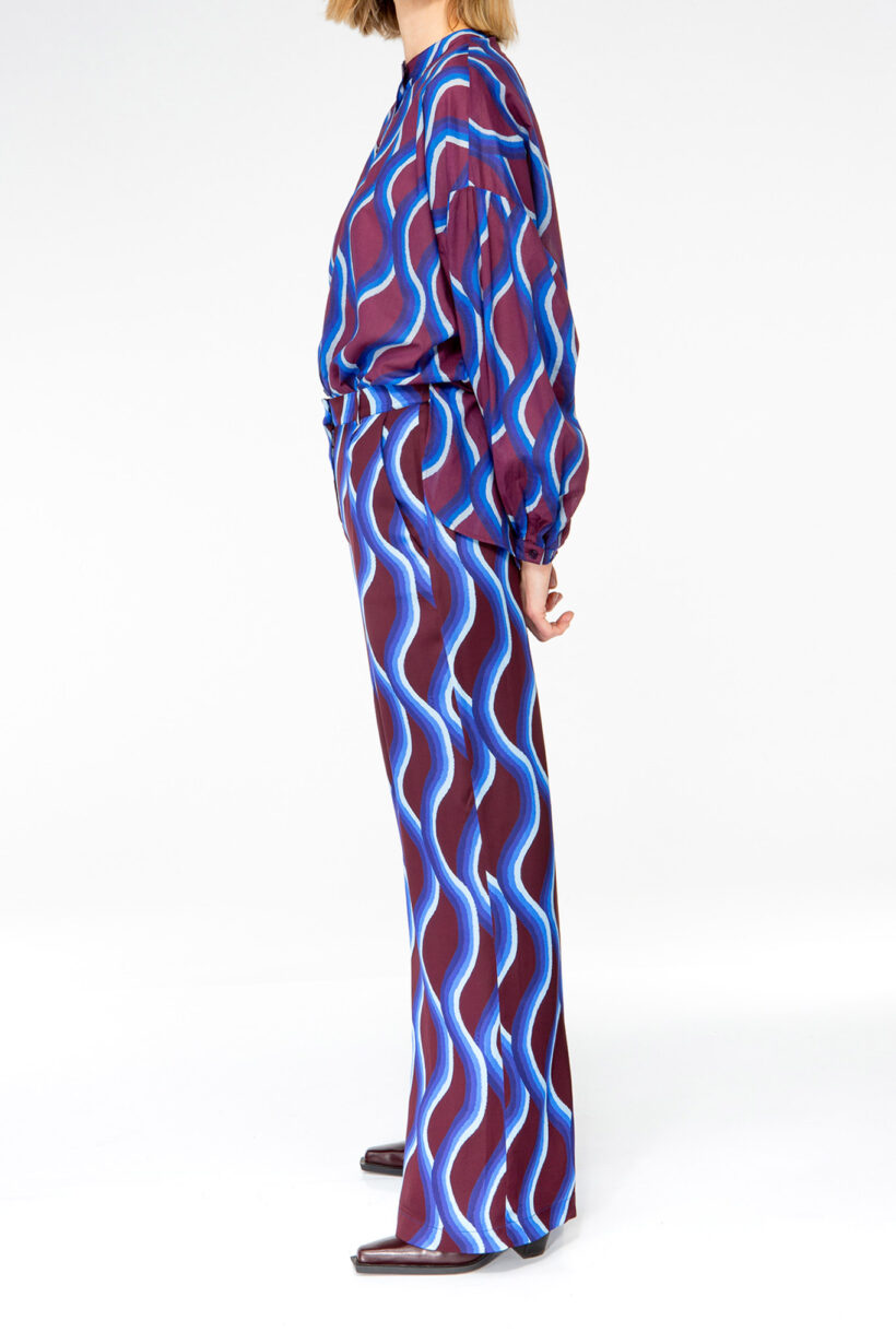 IVI collection PARADISE WAVE Baumwollbluse mit Wellen-Print in lila aus der AW24 Kollektion. IVI collection PARADISE WAVE cotton blouse with wave print in purple from the AW24 collection.