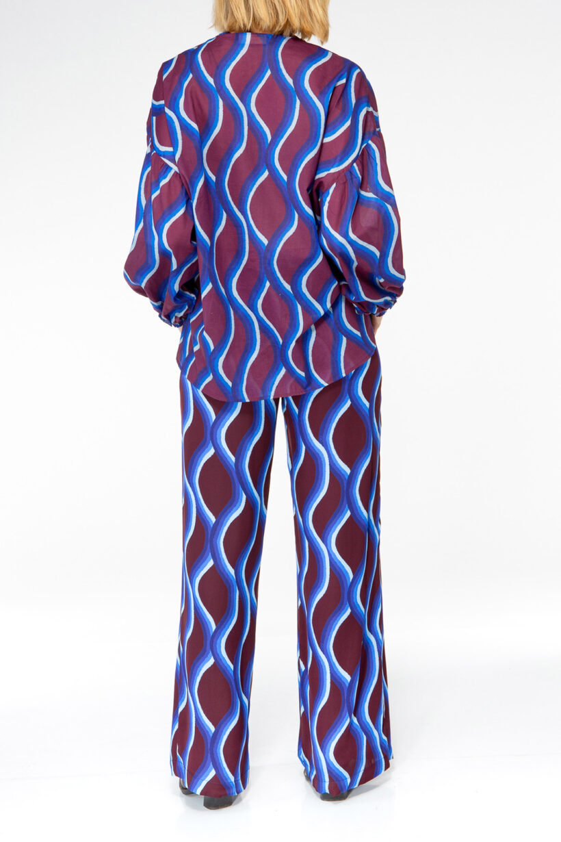 IVI collection PARADISE WAVE Baumwollbluse mit Wellen-Print in lila aus der AW24 Kollektion. IVI collection PARADISE WAVE cotton blouse with wave print in purple from the AW24 collection.