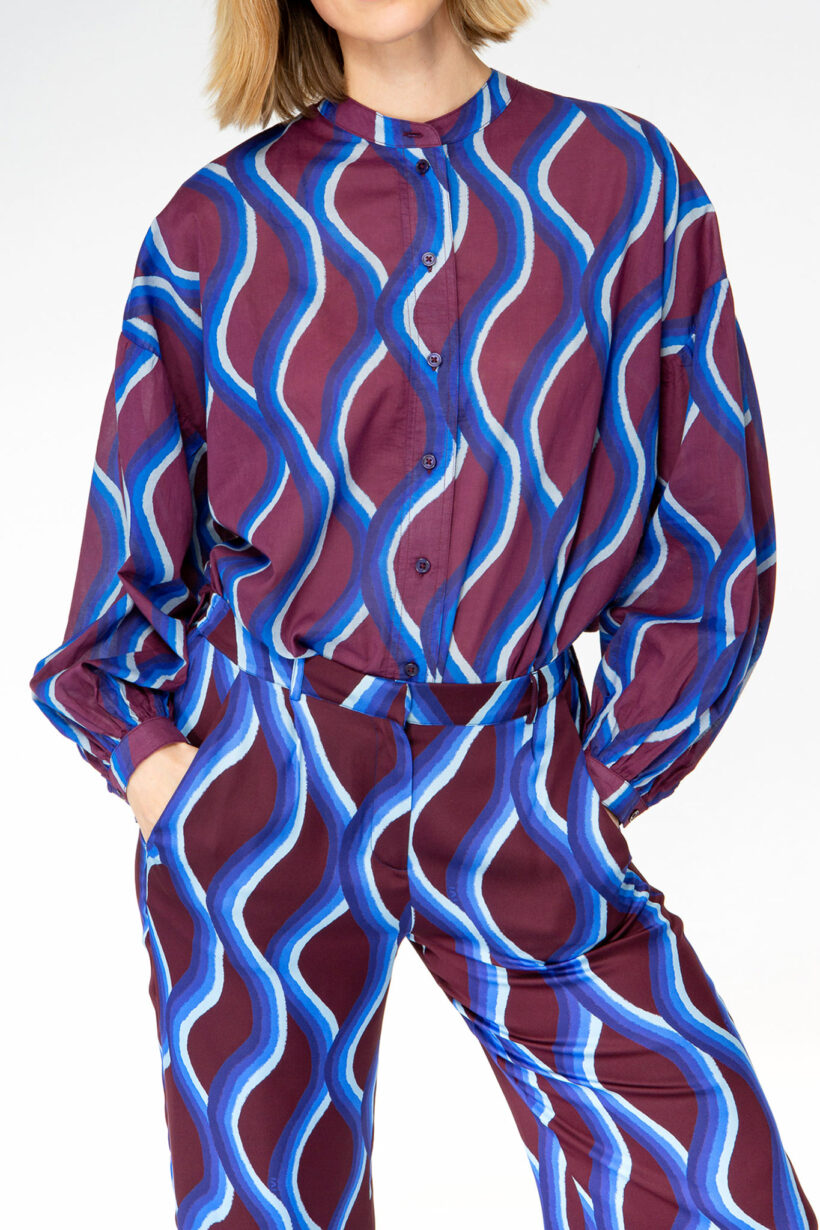 IVI collection PARADISE WAVE Baumwollbluse mit Wellen-Print in lila aus der AW24 Kollektion. IVI collection PARADISE WAVE cotton blouse with wave print in purple from the AW24 collection.