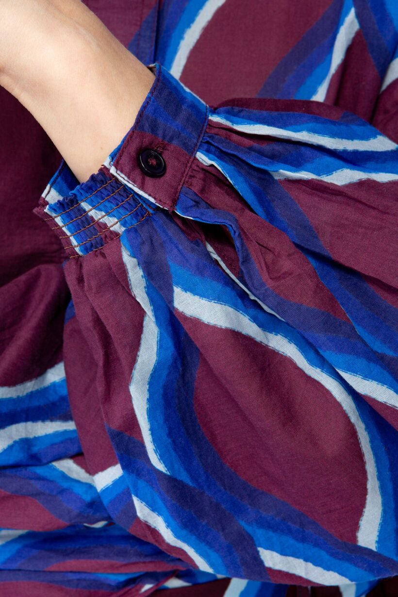 IVI collection PARADISE WAVE Baumwollbluse mit Wellen-Print in lila aus der AW24 Kollektion. IVI collection PARADISE WAVE cotton blouse with wave print in purple from the AW24 collection.