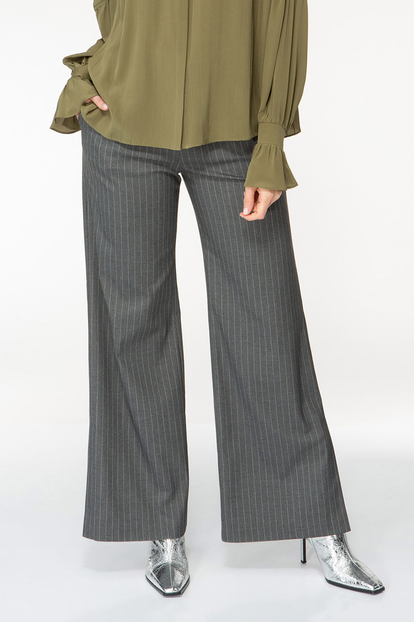 IVI collection PINSTRIPE Anzughose mit weitem Bein und Bundfalte in klassischem Nadelstreifen in Farbe grau aus der AW24 Kollektion. IVI collection PINSTRIPE suit trousers with wide leg and pleat in classic pinstripe in the color grey from the AW24 collection.