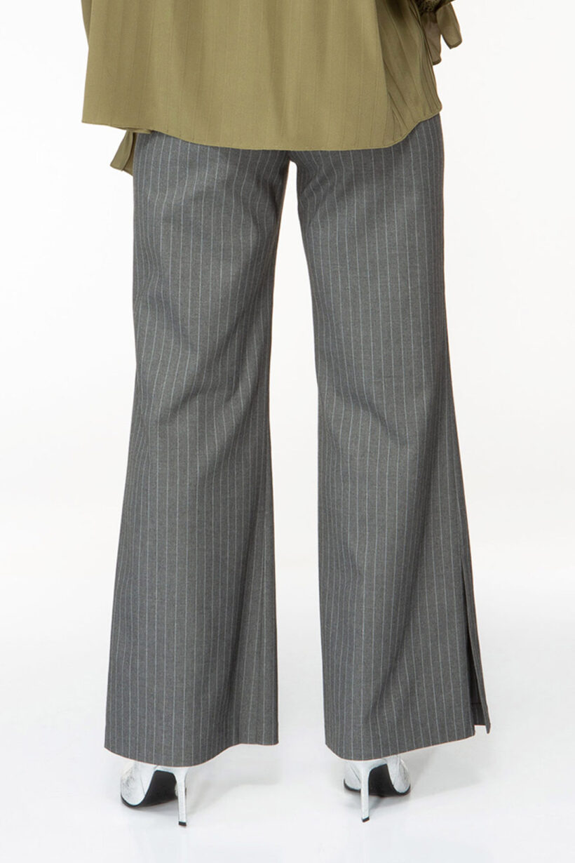 IVI collection PINSTRIPE Anzughose mit weitem Bein und Bundfalte in klassischem Nadelstreifen in Farbe grau aus der AW24 Kollektion.

IVI collection PINSTRIPE suit trousers with wide leg and pleat in classic pinstripe in the color grey from the AW24 collection.