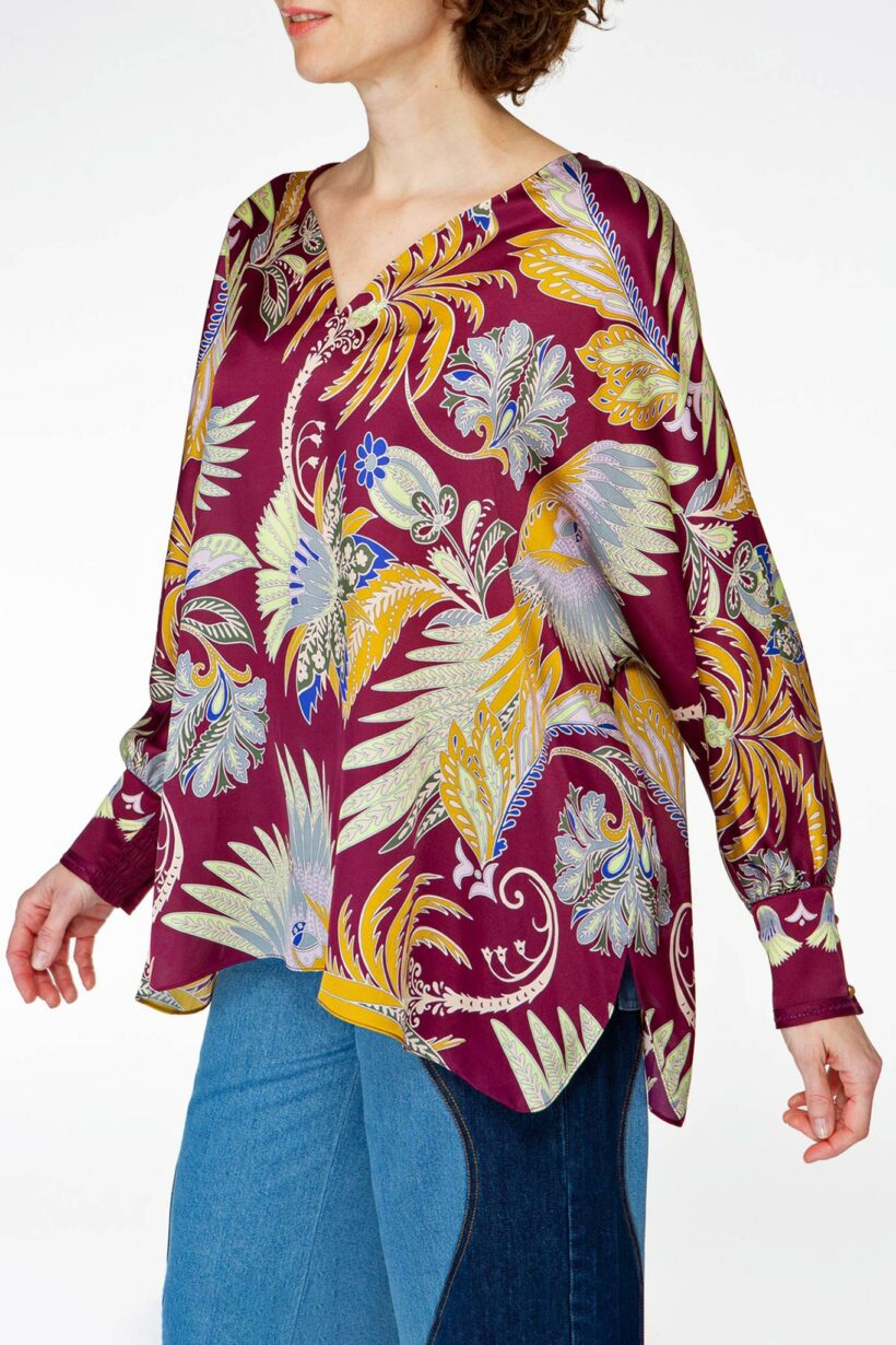 IVI collection GLAMOROUS Seidentunika mit floralem Print in in gelb und blau auf bordeaux aus der AW24 Kollektion. IVI collection GLAMOROUS silk tunic with floral print in yellow and blue on bordeaux from the AW24 collection.