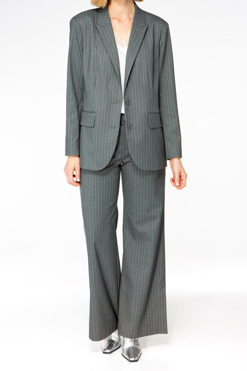 IVI collection einreihiger Blazer mit Reverskragen und Pattentaschen in klassischem Nadelstreifen und leicht taillierter Passform in Farbe grau aus der AW24 Kollektion.

IVI collection single-breasted blazer with lapel collar and flap pockets in a classic pinstripe and slightly tailored fit in grey from the AW24 collection.