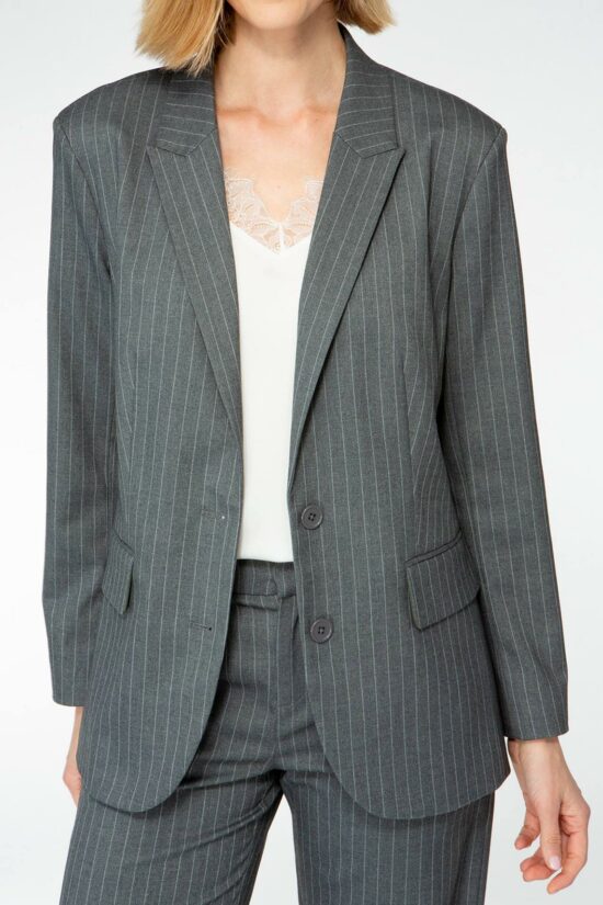 IVI collection einreihiger Blazer mit Reverskragen und Pattentaschen in klassischem Nadelstreifen und leicht taillierter Passform in Farbe grau aus der AW24 Kollektion. IVI collection single-breasted blazer with lapel collar and flap pockets in a classic pinstripe and slightly tailored fit in grey from the AW24 collection.