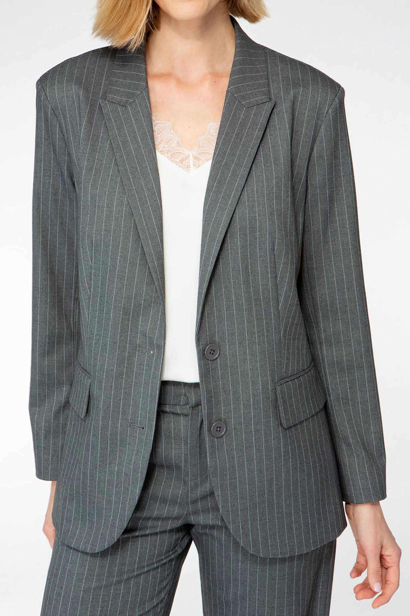 IVI collection einreihiger Blazer mit Reverskragen und Pattentaschen in klassischem Nadelstreifen und leicht taillierter Passform in Farbe grau aus der AW24 Kollektion. IVI collection single-breasted blazer with lapel collar and flap pockets in a classic pinstripe and slightly tailored fit in grey from the AW24 collection.
