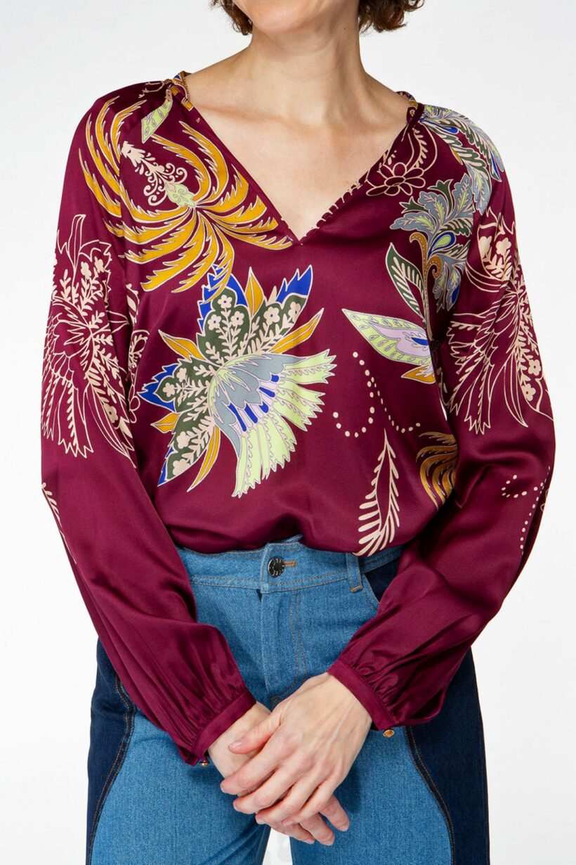 IVI collection GLAMOROUS Seidenbluse mit Cut-Out und floralem Print in in gelb und blau auf bordeaux aus der AW24 Kollektion. IVI collection GLAMOROUS silk blouse with cut-out and floral print in yellow and blue on bordeaux from the AW24 collection.