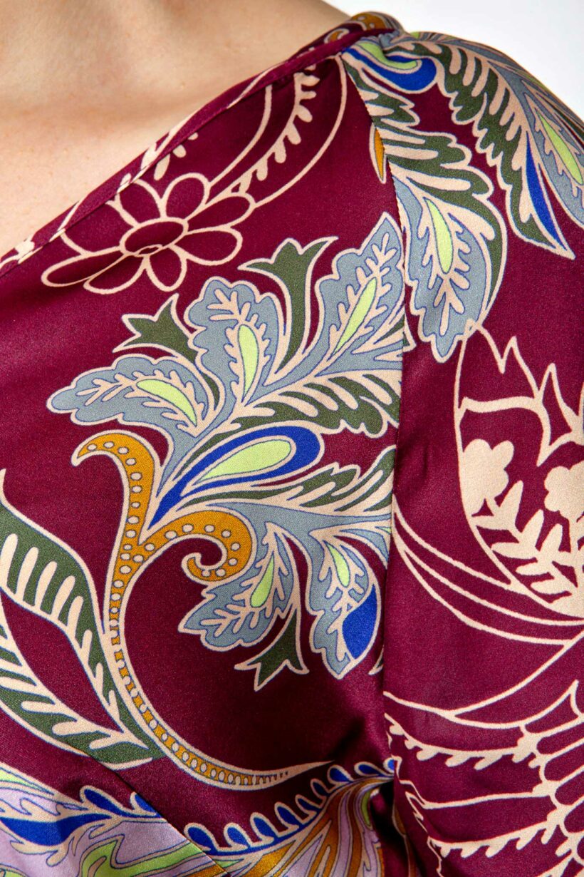 IVI collection GLAMOROUS Seidenbluse mit Cut-Out und floralem Print in in gelb und blau auf bordeaux aus der AW24 Kollektion. IVI collection GLAMOROUS silk blouse with cut-out and floral print in yellow and blue on bordeaux from the AW24 collection.