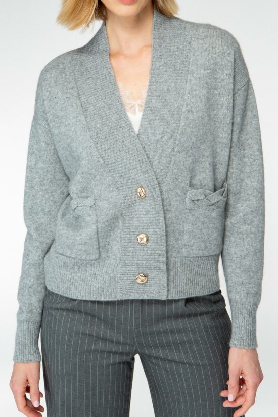 IVI collection SOLID KNIT cardigan mit goldenen Statement-Knöpfen aus Wolle und Kaschmir in grau aus der AW24 Kollektion. IVI collection SOLID KNIT cardigan with golden statement buttons made of wool and cashmere in grey from the AW24 collection.