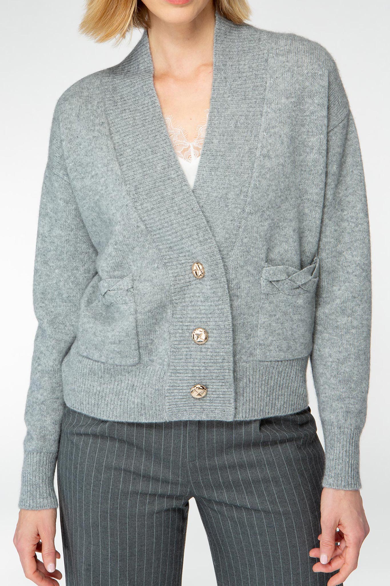 IVI collection SOLID KNIT cardigan mit goldenen Statement-Knöpfen aus Wolle und Kaschmir in grau aus der AW24 Kollektion. IVI collection SOLID KNIT cardigan with golden statement buttons made of wool and cashmere in grey from the AW24 collection.