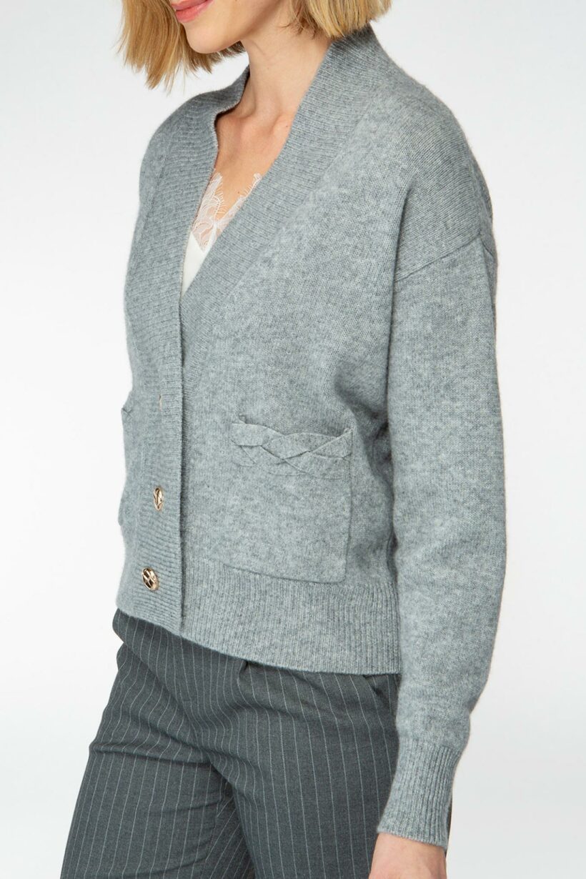 IVI collection SOLID KNIT Cardigan mit aufgesetzten Taschen in der Farbe grau aus der AW24 Kollektion. IVI collection SOLID KNIT cardigan with patch pockets in grey from the AW24 collection.