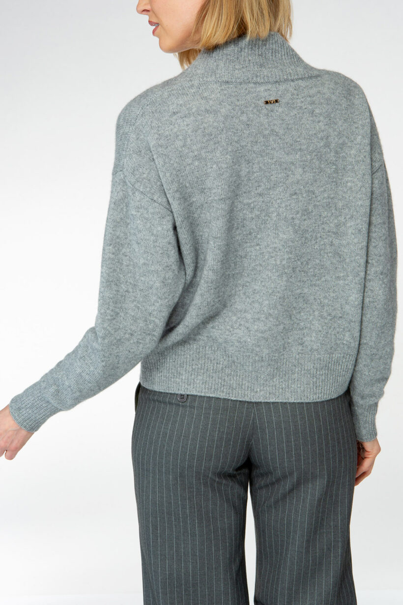 IVI collection SOLID KNIT Cardigan mit aufgesetzten Taschen in der Farbe grau aus der AW24 Kollektion. IVI collection SOLID KNIT cardigan with patch pockets in grey from the AW24 collection.