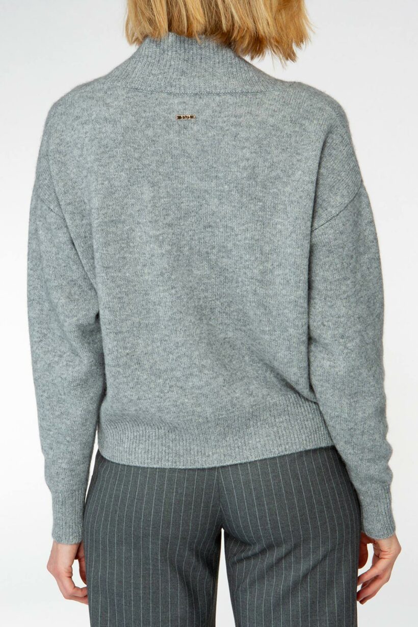 IVI collection SOLID KNIT Cardigan mit aufgesetzten Taschen in der Farbe grau aus der AW24 Kollektion. IVI collection SOLID KNIT cardigan with patch pockets in grey from the AW24 collection.
