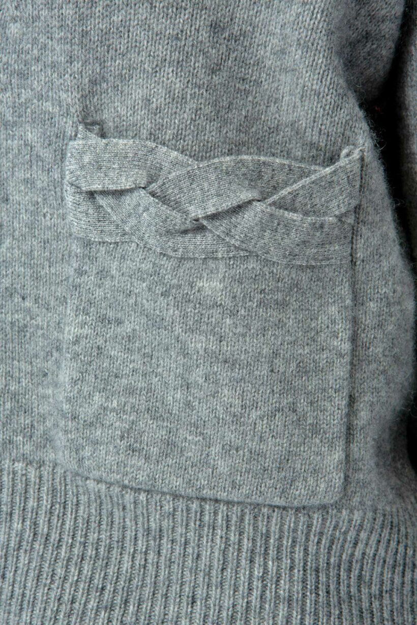 IVI collection SOLID KNIT Cardigan mit aufgesetzten Taschen in der Farbe grau aus der AW24 Kollektion. IVI collection SOLID KNIT cardigan with patch pockets in grey from the AW24 collection.