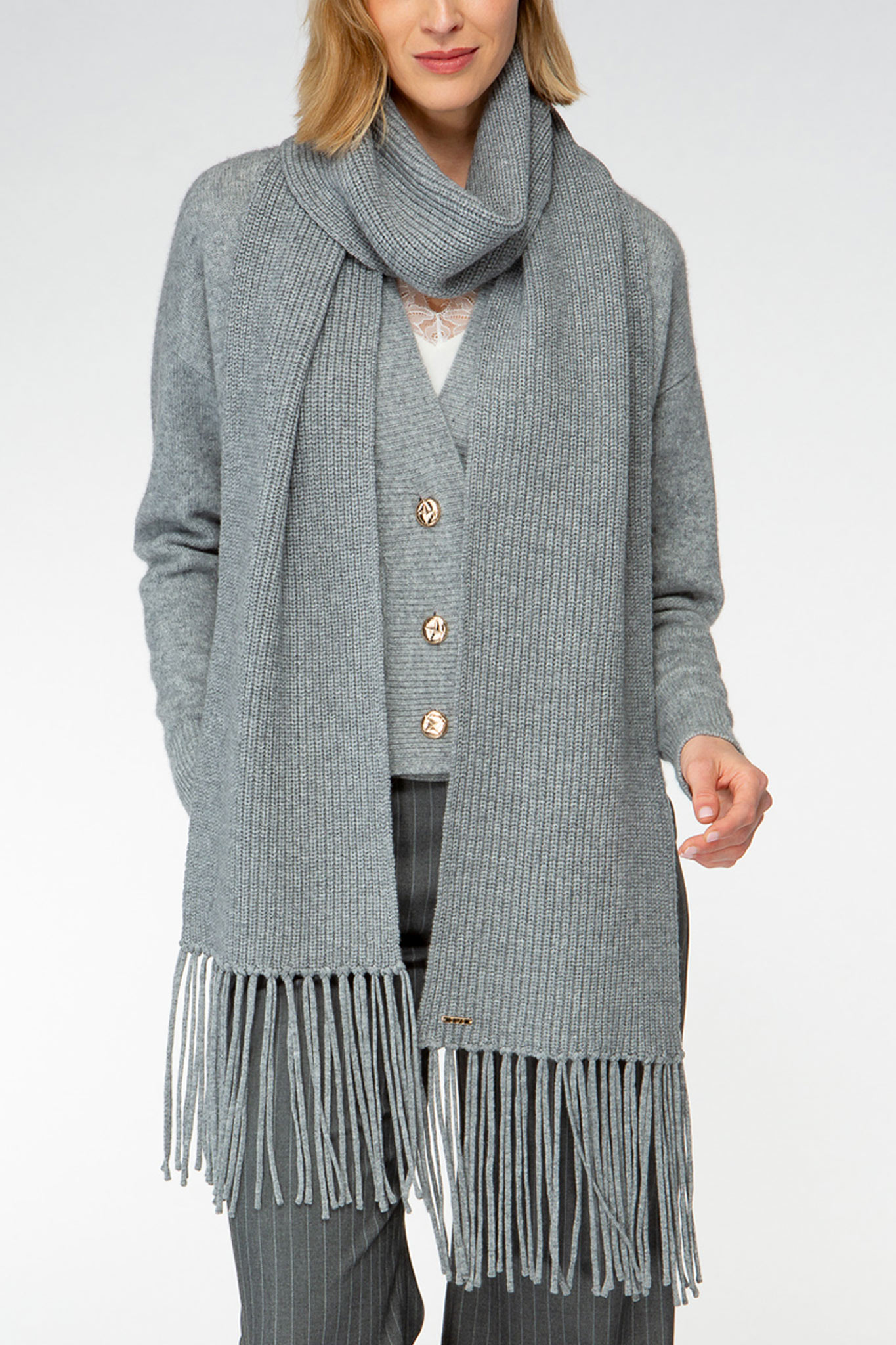 IVI collection SOLID KNIT langer Wollschal mit Fransen in der Farbe grau aus der AW24 Kollektion. IVI collection SOLID KNIT long wool scarf with fringes in the color grey from the AW24 collection.