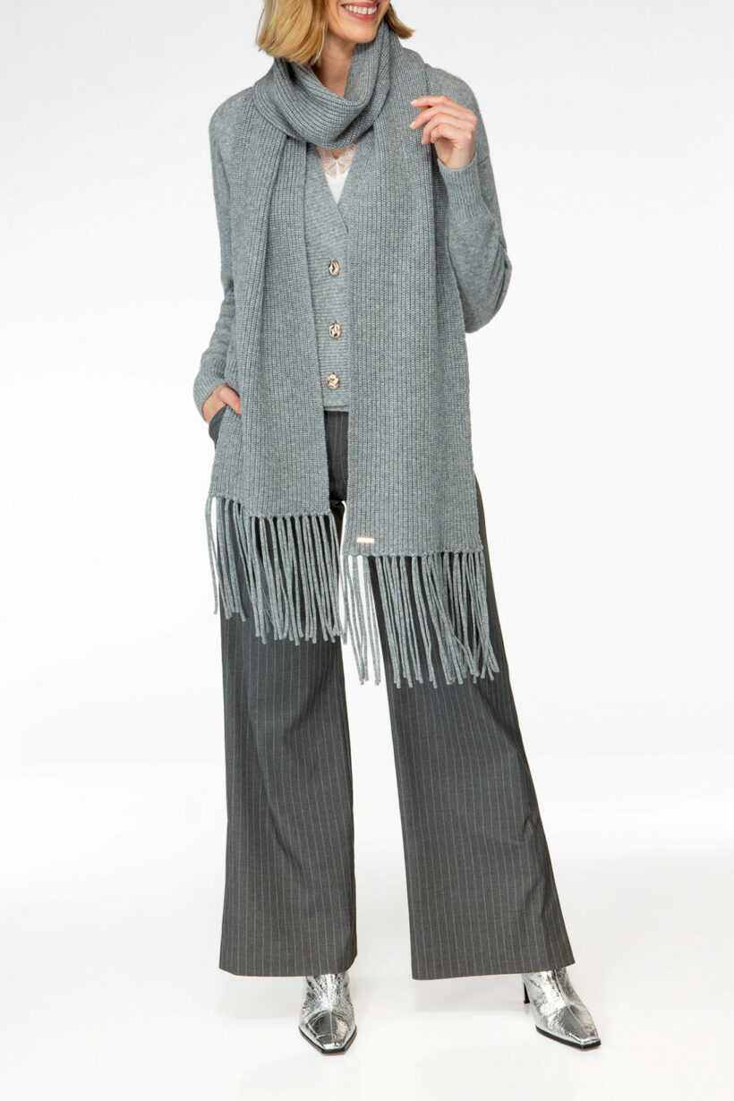 IVI collection SOLID KNIT langer Wollschal mit Fransen in der Farbe grau aus der AW24 Kollektion. IVI collection SOLID KNIT long wool scarf with fringes in the color grey from the AW24 collection.