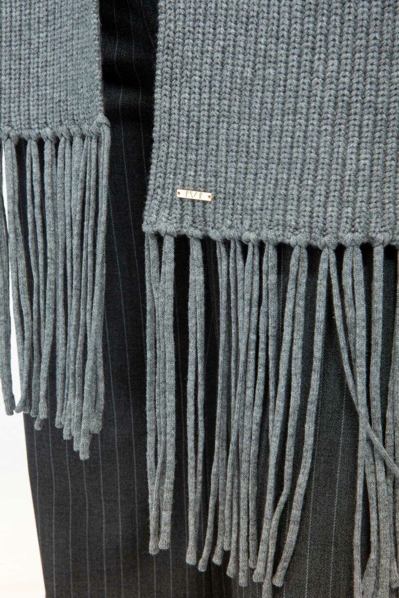 IVI collection SOLID KNIT langer Wollschal mit Fransen in der Farbe grau aus der AW24 Kollektion. IVI collection SOLID KNIT long wool scarf with fringes in the color grey from the AW24 collection.