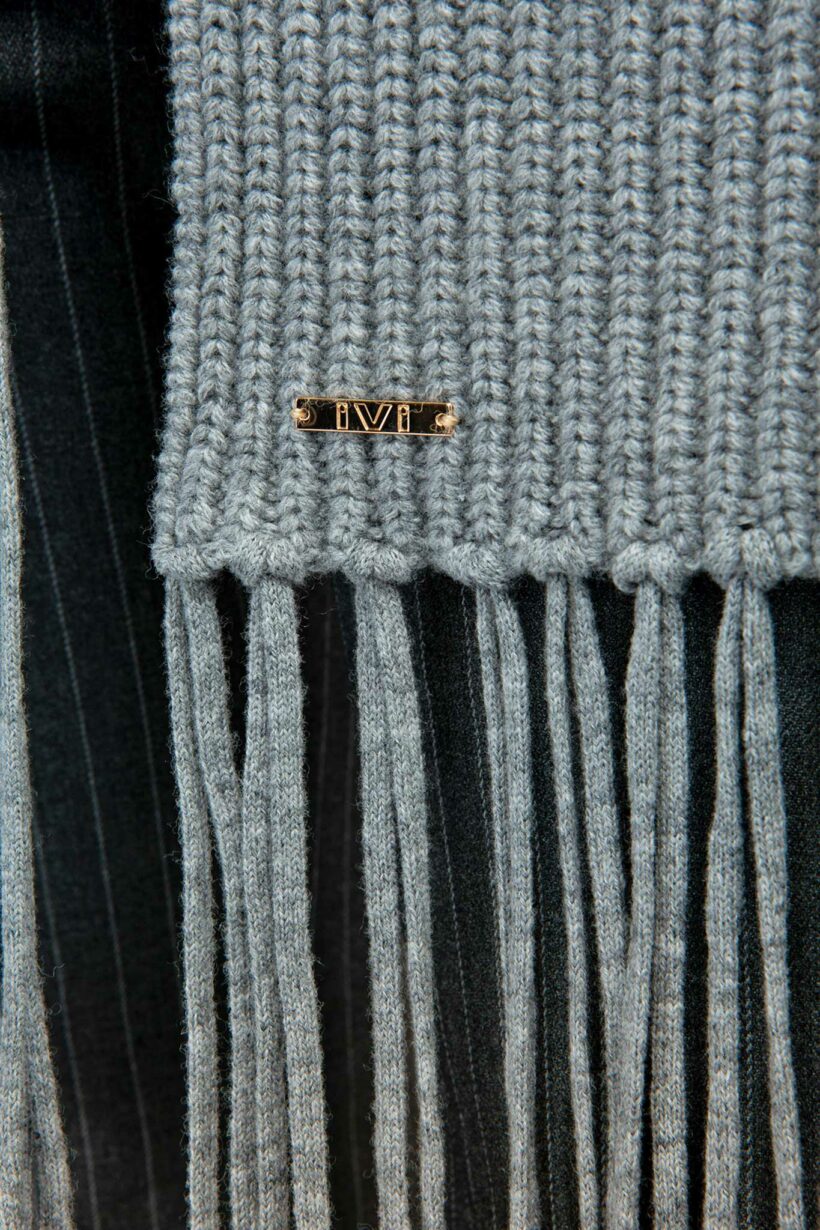 IVI collection SOLID KNIT langer Wollschal mit Fransen in der Farbe grau aus der AW24 Kollektion. IVI collection SOLID KNIT long wool scarf with fringes in the color grey from the AW24 collection.