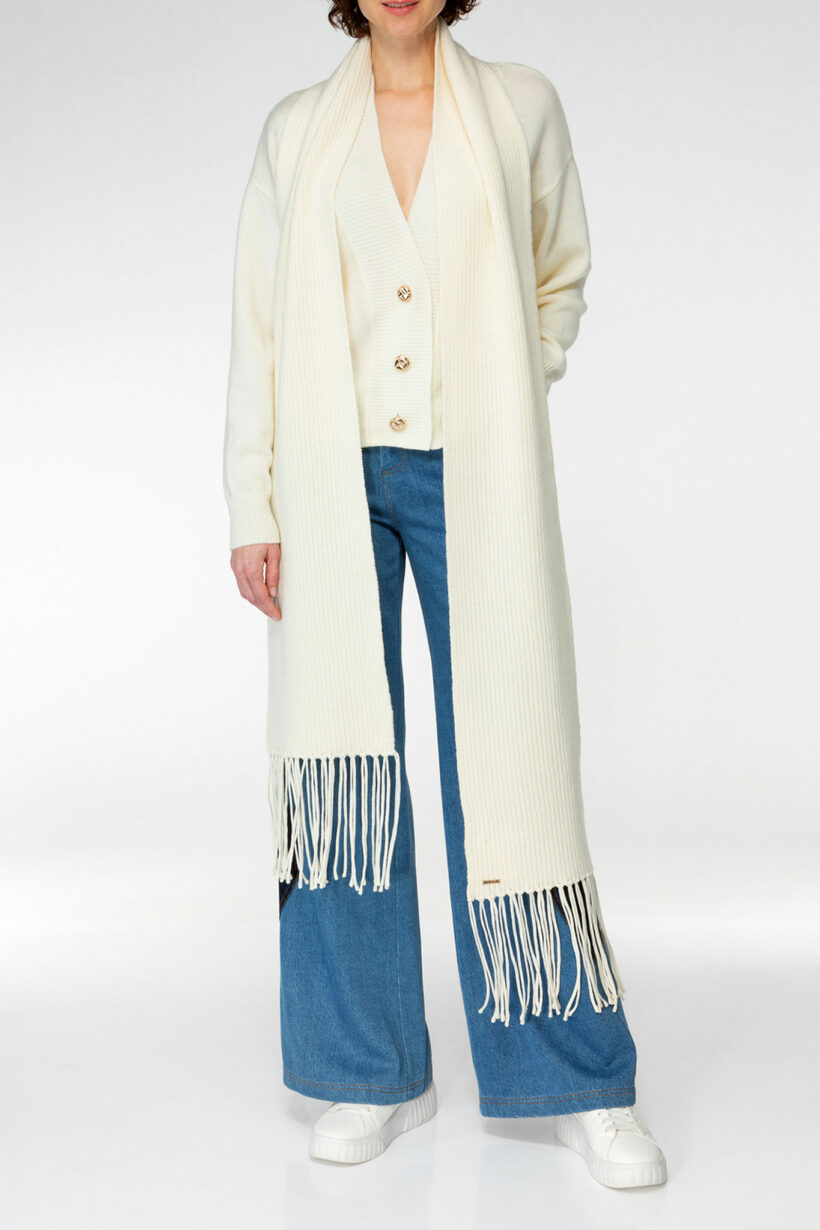 IVI collection SOLID KNIT langer Wollschal mit Fransen in der Farbe weiß aus der AW24 Kollektion. IVI collection SOLID KNIT long wool scarf with fringes in the color white from the AW24 collection.