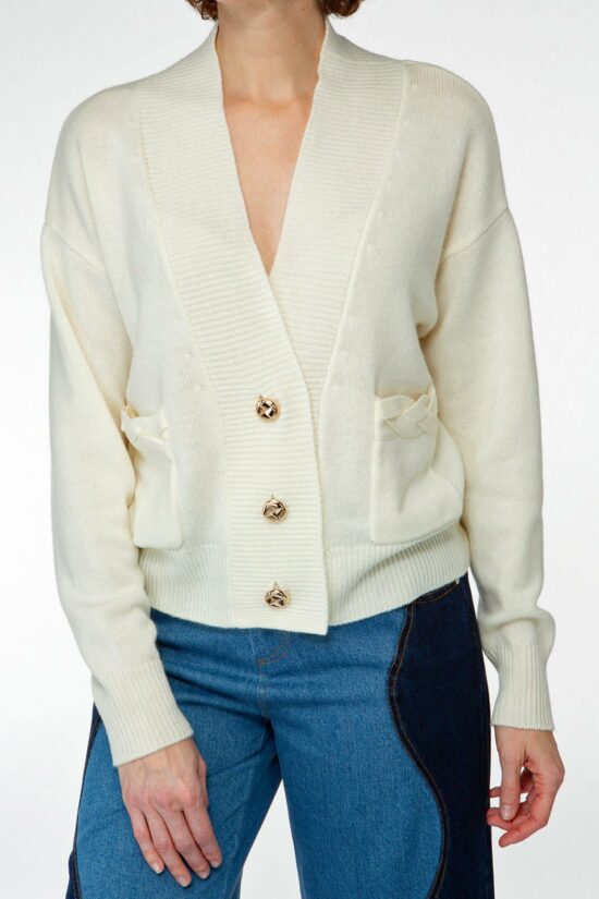 IVI collection SOLID KNIT cardigan mit goldenen Statement-Knöpfen aus Wolle und Kaschmir in weiß aus der AW24 Kollektion. IVI collection SOLID KNIT cardigan with golden statement buttons made of wool and cashmere in white from the AW24 collection.