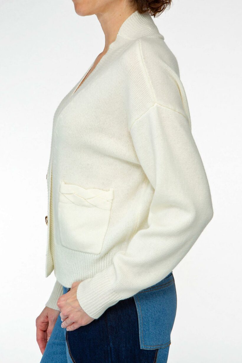 IVI collection SOLID KNIT Cardigan mit aufgesetzten Taschen in der Farbe weiß aus der AW24 Kollektion. IVI collection SOLID KNIT cardigan with patch pockets in white from the AW24 collection.