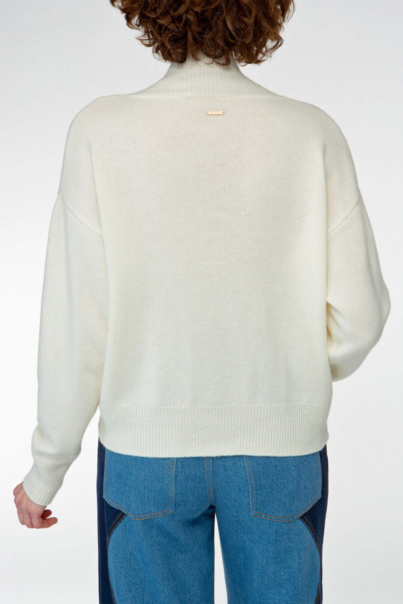 IVI collection SOLID KNIT Cardigan mit aufgesetzten Taschen in der Farbe weiß aus der AW24 Kollektion. IVI collection SOLID KNIT cardigan with patch pockets in white from the AW24 collection.
