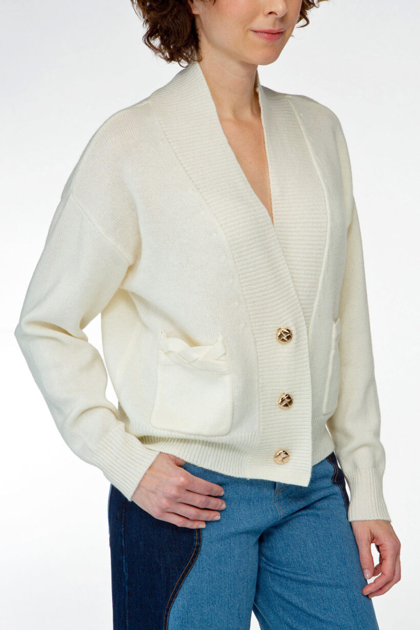 IVI collection SOLID KNIT Cardigan mit aufgesetzten Taschen in der Farbe weiß aus der AW24 Kollektion. IVI collection SOLID KNIT cardigan with patch pockets in white from the AW24 collection.