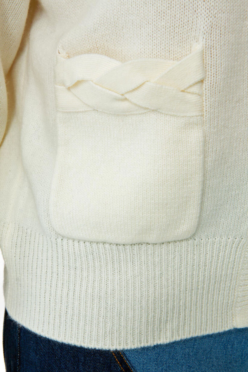 IVI collection SOLID KNIT Cardigan mit aufgesetzten Taschen in der Farbe weiß aus der AW24 Kollektion. IVI collection SOLID KNIT cardigan with patch pockets in white from the AW24 collection.