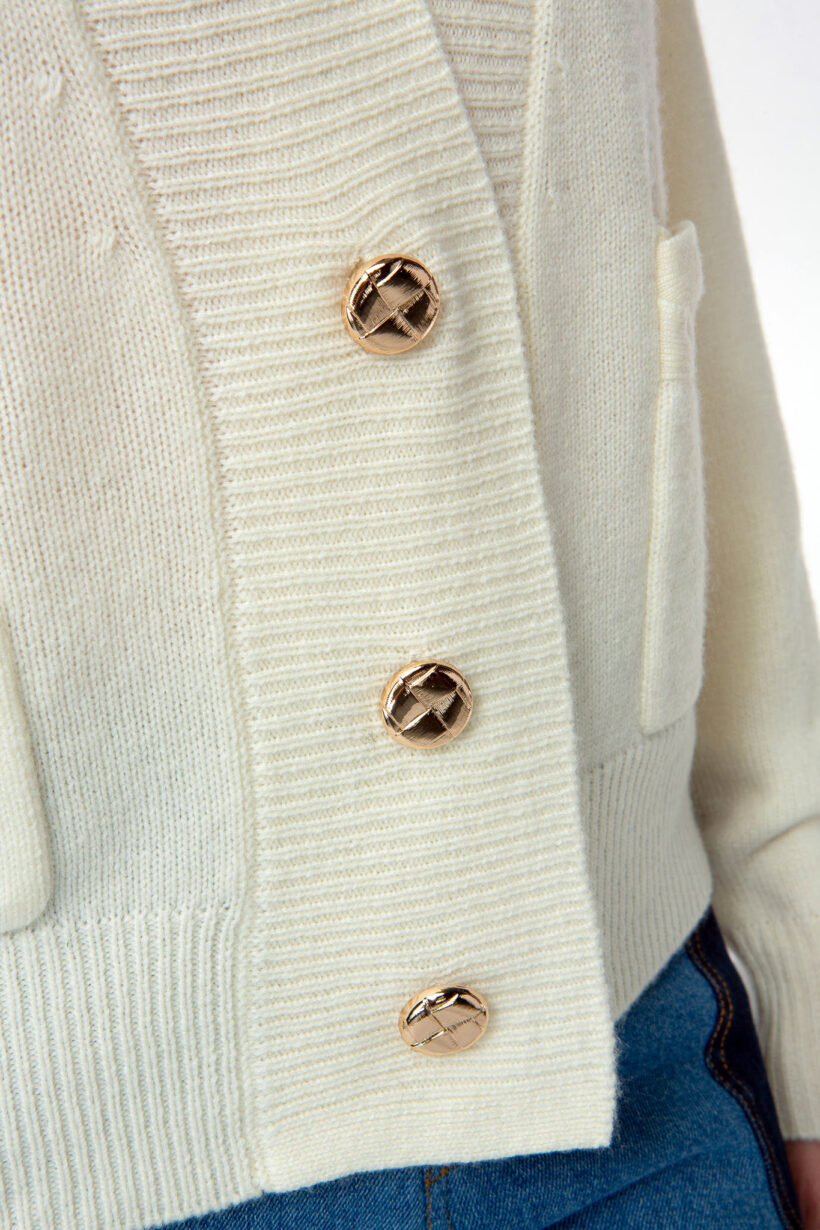IVI collection SOLID KNIT Cardigan mit aufgesetzten Taschen in der Farbe weiß aus der AW24 Kollektion. IVI collection SOLID KNIT cardigan with patch pockets in white from the AW24 collection.