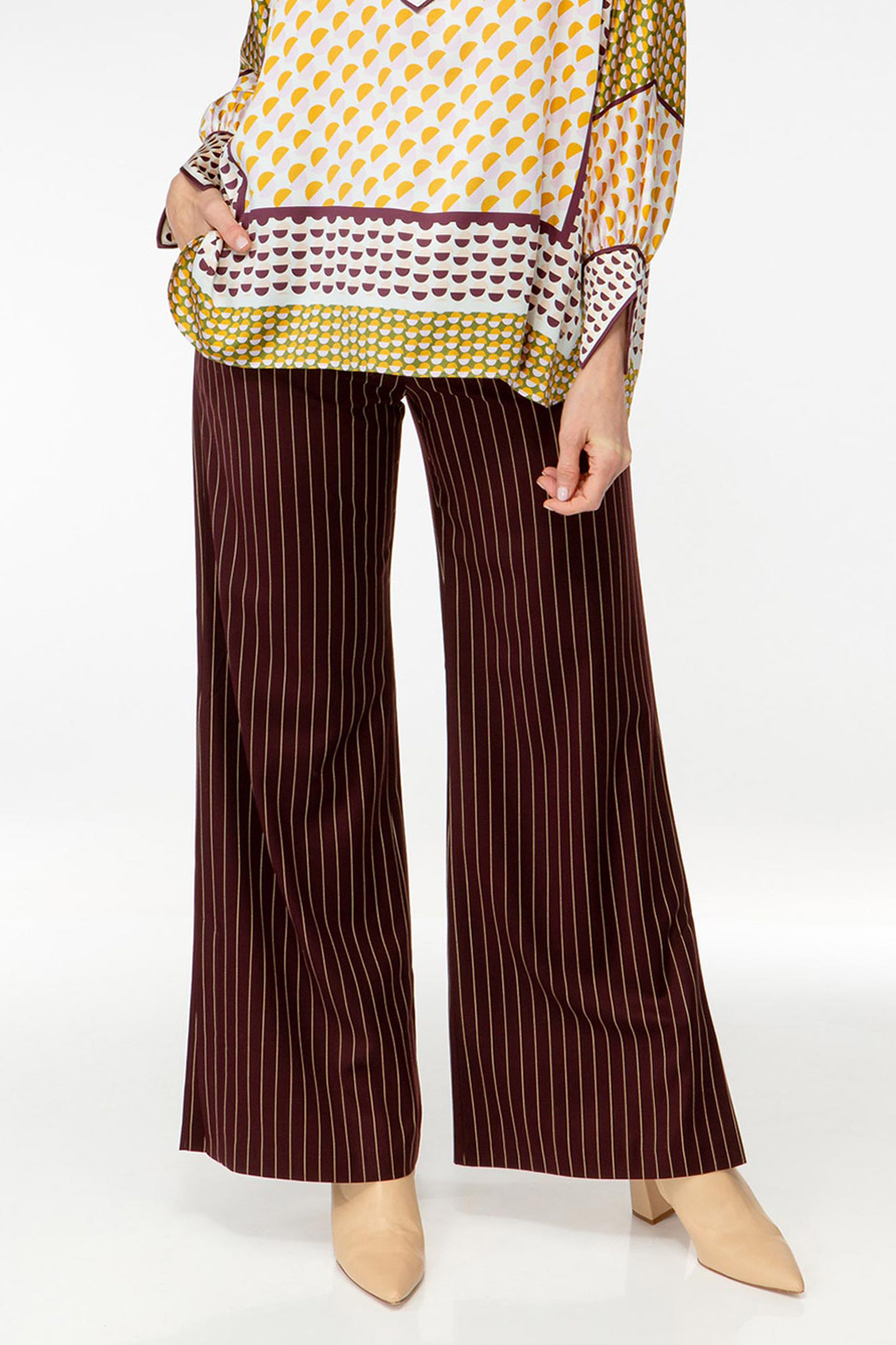 IVI collection PINSTRIPE Anzughose mit weitem Bein und Bundfalte in klassischem Nadelstreifen in Farbe aubergine aus der AW24 Kollektion. IVI collection PINSTRIPE suit trousers with wide leg and pleat in classic pinstripe in the color aubergine from the AW24 collection.