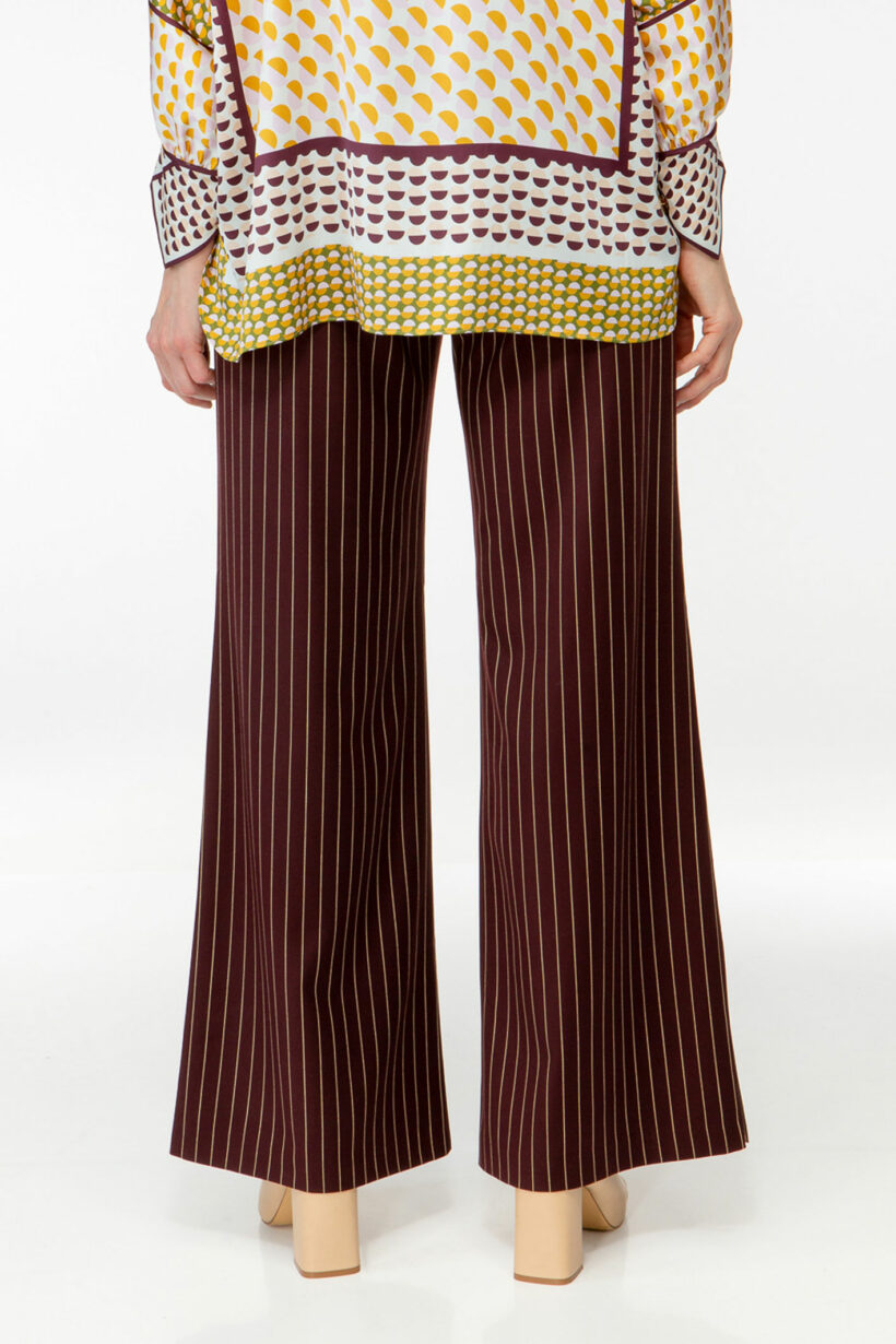 IVI collection PINSTRIPE Anzughose mit weitem Bein und Bundfalte in klassischem Nadelstreifen in Farbe aubergine aus der AW24 Kollektion.

IVI collection PINSTRIPE suit trousers with wide leg and pleat in classic pinstripe in the color aubergine from the AW24 collection.
