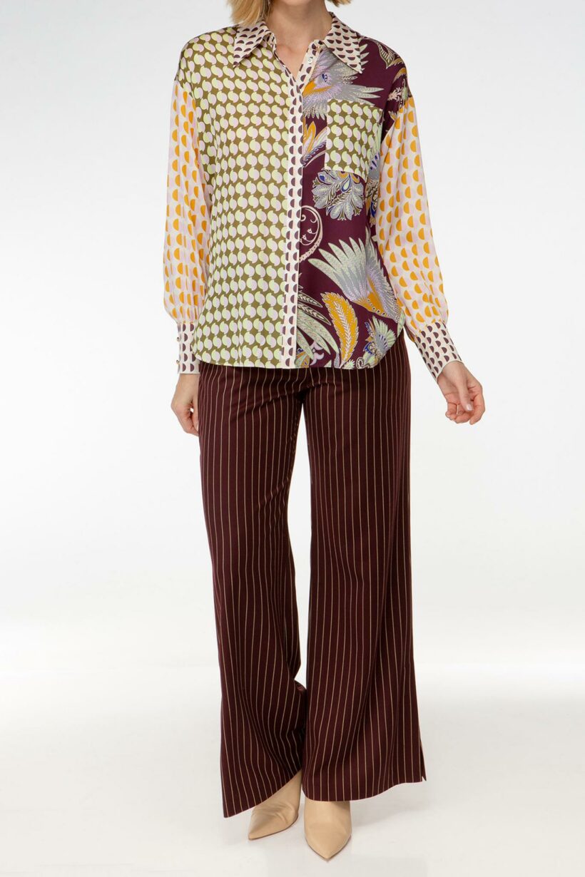 IVI collection GLAMOROUS Hemdbluse im Patch-Look aus Seide mit floralem Print in in gelb und blau auf bordeaux aus der AW24 Kollektion. IVI collection GLAMOROUS patch-look shirt blouse in silk with a floral print in yellow and blue on bordeaux from the AW24 collection.