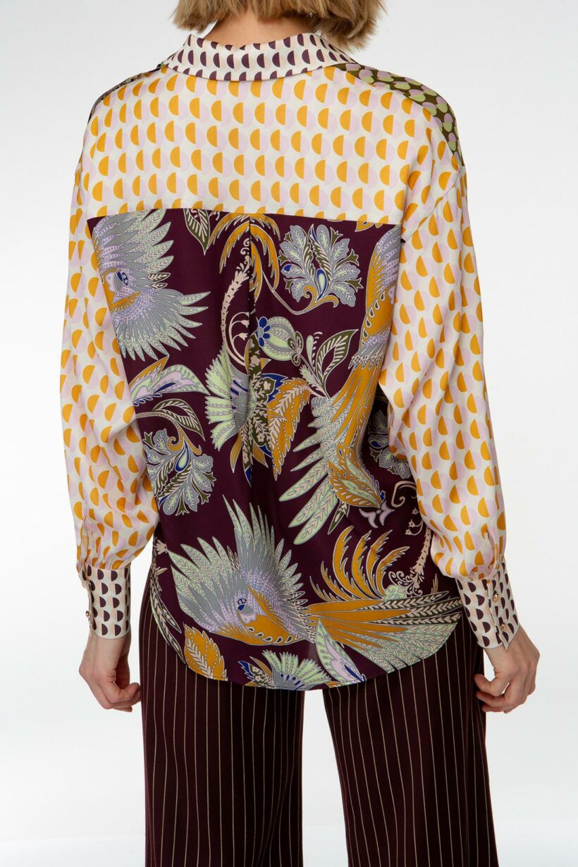 IVI collection GLAMOROUS Hemdbluse im Patch-Look aus Seide mit floralem Print in in gelb und blau auf bordeaux aus der AW24 Kollektion. IVI collection GLAMOROUS patch-look shirt blouse in silk with a floral print in yellow and blue on bordeaux from the AW24 collection.