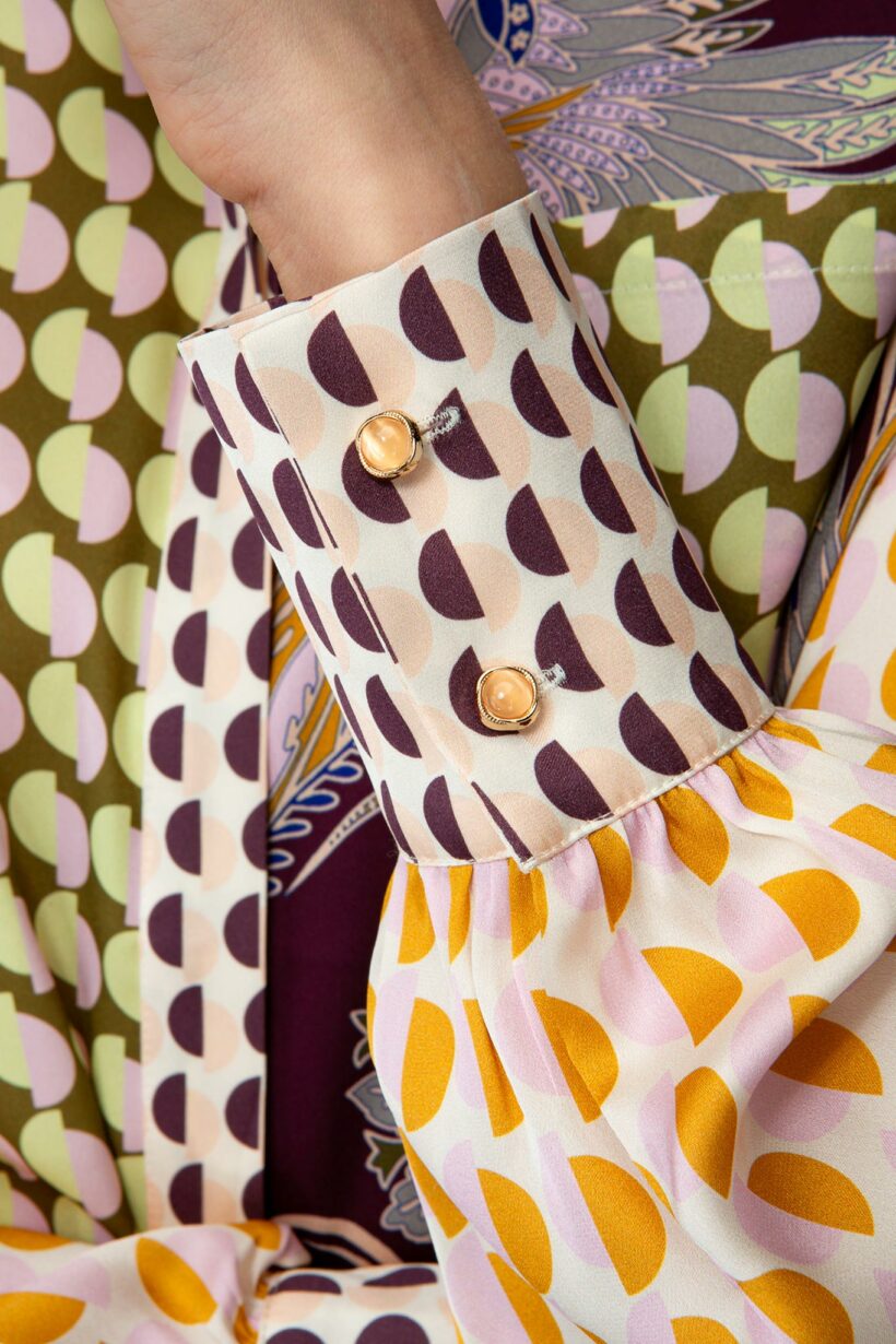 IVI collection GLAMOROUS Hemdbluse im Patch-Look aus Seide mit floralem Print in in gelb und blau auf bordeaux aus der AW24 Kollektion. IVI collection GLAMOROUS patch-look shirt blouse in silk with a floral print in yellow and blue on bordeaux from the AW24 collection.