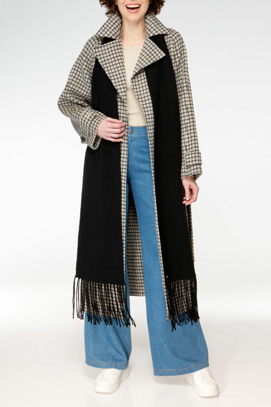 IVI collection SOLID KNIT langer Wollschal mit Fransen in der Farbe schwarz aus der AW24 Kollektion. IVI collection SOLID KNIT long wool scarf with fringes in the color black from the AW24 collection.