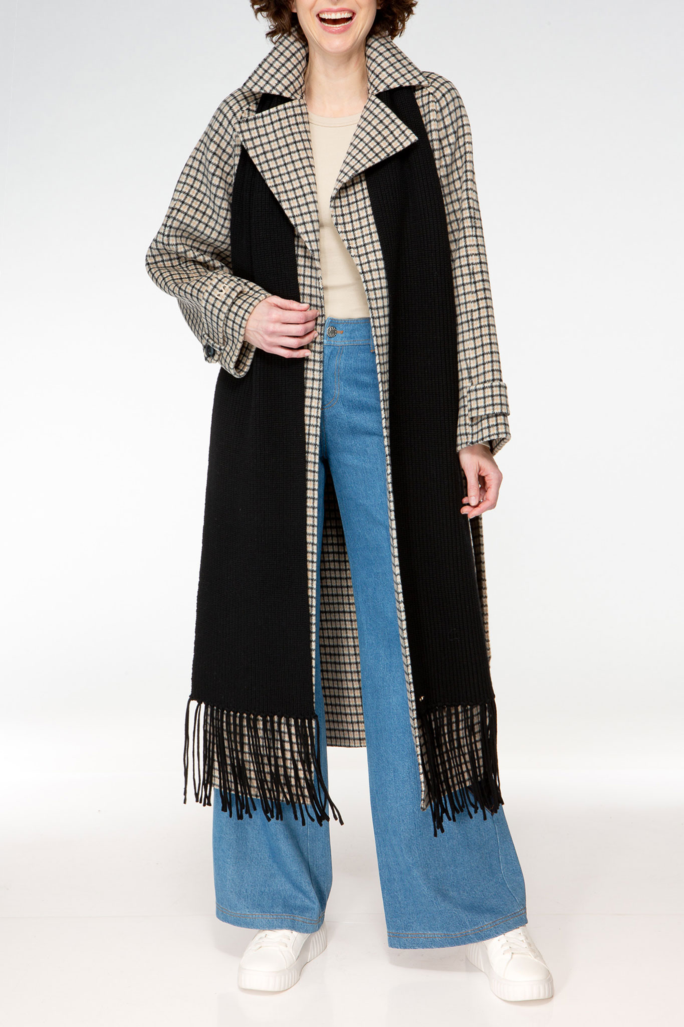 IVI collection SOLID KNIT langer Wollschal mit Fransen in der Farbe schwarz aus der AW24 Kollektion. IVI collection SOLID KNIT long wool scarf with fringes in the color black from the AW24 collection.