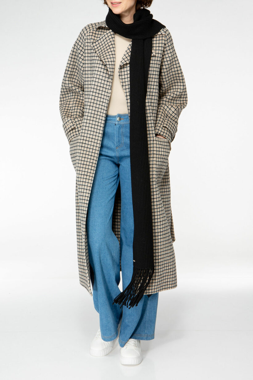 IVI collection SOLID KNIT langer Wollschal mit Fransen in der Farbe schwarz aus der AW24 Kollektion. IVI collection SOLID KNIT long wool scarf with fringes in the color black from the AW24 collection.