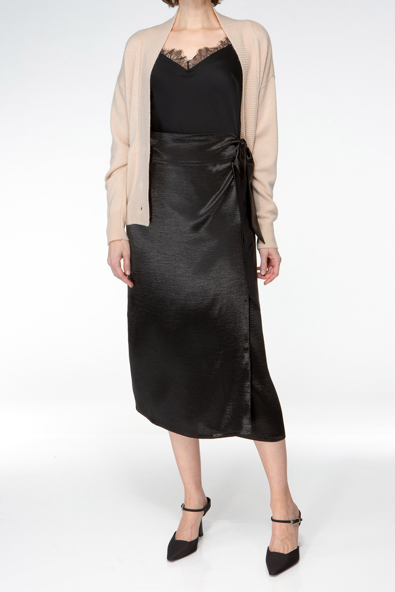 IVI collection figurbetonter Wickelrock aus einem schimmernden Metallic-Effekt Stoff in Farbe schwarz aus der AW24 Kollektion. IVI collection figure-hugging wrap skirt made from a shimmering metallic-effect fabric in black from the AW24 collection.