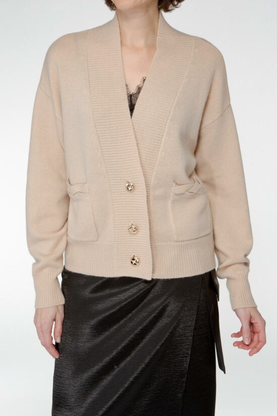 IVI collection SOLID KNIT cardigan mit goldenen Statement-Knöpfen aus Wolle und Kaschmir in sand beige aus der AW24 Kollektion. IVI collection SOLID KNIT cardigan with golden statement buttons made of wool and cashmere in sand beige from the AW24 collection.