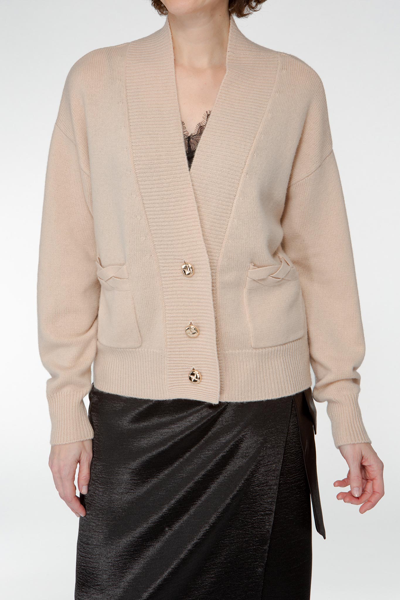 IVI collection SOLID KNIT cardigan mit goldenen Statement-Knöpfen aus Wolle und Kaschmir in sand beige aus der AW24 Kollektion. IVI collection SOLID KNIT cardigan with golden statement buttons made of wool and cashmere in sand beige from the AW24 collection.